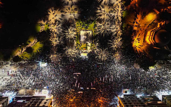 Θεσσαλονίκη: Χιλιάδες πολίτες «στο δρόμο» ζητώντας δικαιοσύνη για τα Τέμπη (βίντεο)