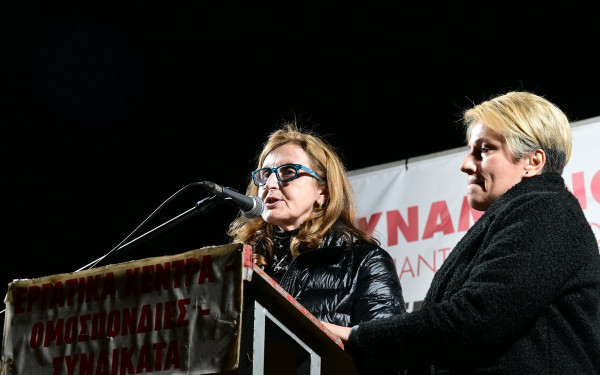 Αθήνα: Συγκλόνισαν οι μητέρες δύο θυμάτων της τραγωδίας των Τεμπών στη συγκέντρωση στο Σύνταγμα