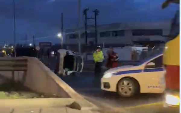 Θεσσαλονίκη: Ανατροπή αυτοκινήτου στην εσωτερική περιφερειακή στον Εύοσμο