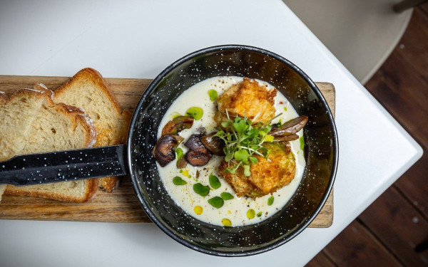 Dοnkey Garden στη Σκρα: Ανανεωμένος χώρος, ανανεωμένο μενού, στην απόλυτα industrial αυλή της Θεσσαλονίκης