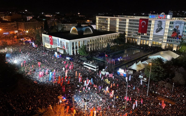 Καζάνι που βράζει η Τουρκία: Συγκεντρώνεται πλήθος εν αναμονή της απόφασης για τον Ιμάμογλου (βίντεο)