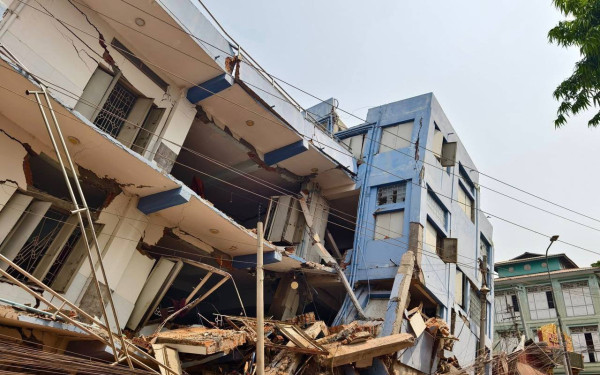 Μιανμάρ: Η στιγμή που κτήριο 30 ορόφων καταρρέει - Πολλά τα θύματα από τον σεισμό (βίντεο)