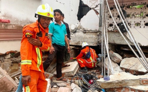 Μιανμάρ: Περισσότεροι από 90 άνθρωποι έχουν παγιδευτεί στα συντρίμμια έξι ορόφων ενός δωδεκαώροφου κτιρίου