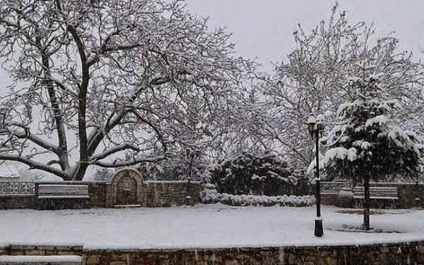Πυκνό χιόνι και πτώση της θερμοκρασίας στον Βόλο