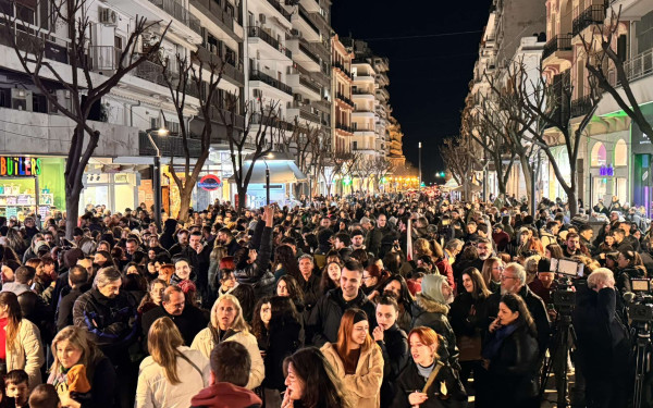 Θεσσαλονίκη: Συγκίνηση και πλήθος κόσμου στη συναυλία για τα Τέμπη (βίντεο)
