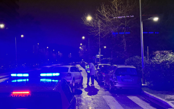 Θεσσαλονίκη: Αυτοκίνητο έπεσε πάνω σε παρκαρισμένο ΙΧ και προκάλεσε υλικές ζημιές