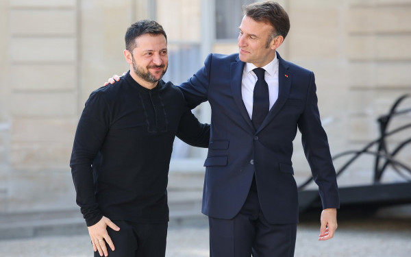 Συμφωνία για πώληση 100 γαλλικών στρατιωτικών αεροπλάνων Rafale στην Ουκρανία υπέγραψαν Μακρόν και Ζελένσκι