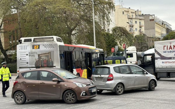 Θεσσαλονίκη: Λεωφορείο «κόλλησε» στον Βαρδάρη – Κυκλοφοριακό κομφούζιο στην περιοχή (βίντεο)