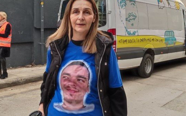 Συγκλονίζει η μητέρα του Άλκη: «Τρία χρόνια μέσα στο σκοτάδι, σιώπησαν τα πάντα»