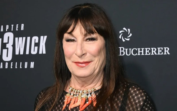 Η Αντζέλικα Χιούστον αποκάλυψε τη μάχη της με τον καρκίνο (βίντεο)