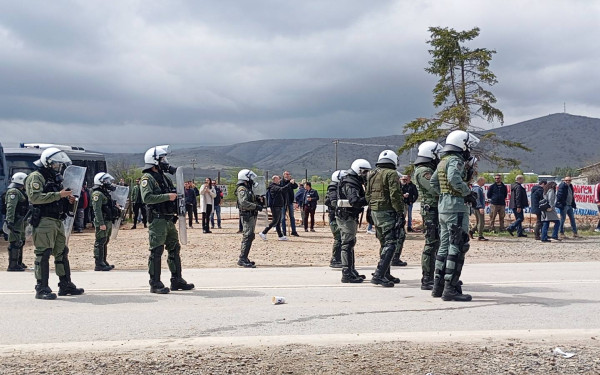 Κοζάνη: Επεισόδια διαδηλωτών με ΜΑΤ την ώρα της επίσκεψης Μητσοτάκη στον ΑΗΣ - Δείτε βίντεο
