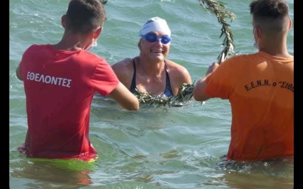 Μια 53χρονη Θεσσαλονικιά βουτά σε παγωμένα νερά της Μάγχης
