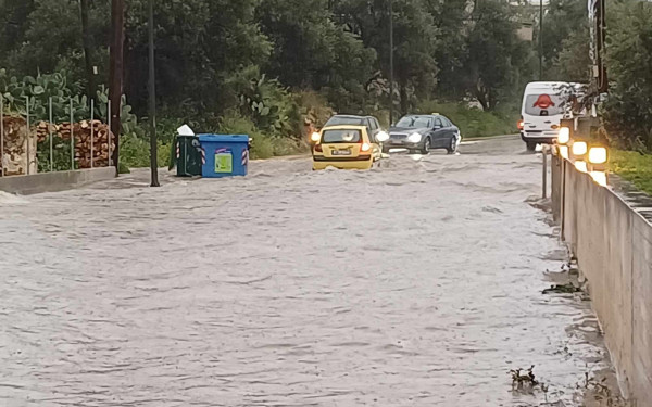 Χανιά: Οι δρόμοι μετατρέπονται σε χειμάρρους από την κακοκαιρία - Απεγκλωβίζονται οδηγοί