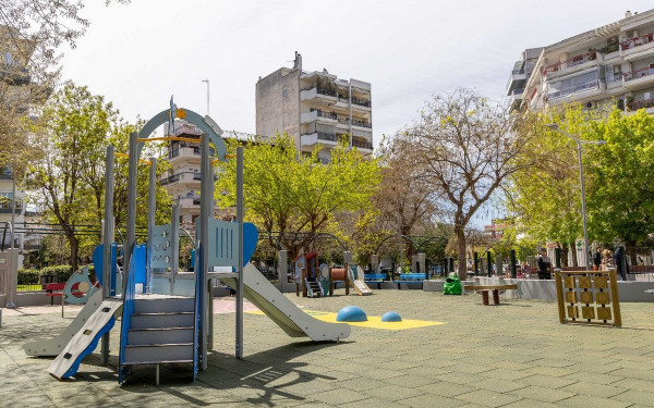 Θεσσαλονίκη: Παραδόθηκε προς χρήση η ανακαινισμένη παιδική χαρά στην αναμορφωμένη πλατεία Καούδη