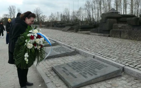 Λ. Μενδώνη: Επισκέφθηκε του Μουσείο του Άουσβίτς και απέδωσε φόρο τιμής στους Έλληνες Εβραίους