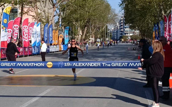 19ος Διεθνής Μαραθώνιος Μ. Αλέξανδρος: Μενής και Δημάκη έκοψαν το νήμα του τερματισμού (βίντεο)