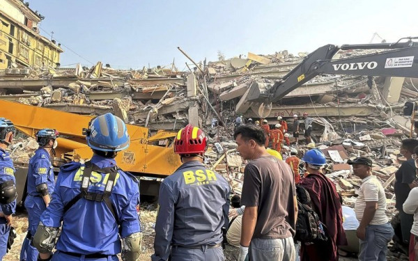 Μιανμάρ: Ενός λεπτού σιγή για τα θύματα του σεισμού που ξεπέρασαν τα 2.000 - Σε κατάσταση έκτακτης ανάγκης η χώρα