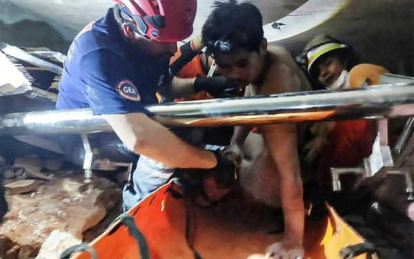 Μιανμάρ: Νεαρός βγήκε ζωντανός από τα συντρίμμια, πέντε ημέρες μετά τον φονικό σεισμό - Σε 2.886 ανήλθε ο αριθμός των νεκρών