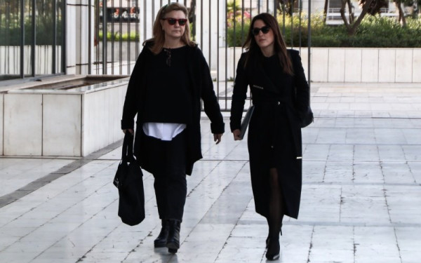 Ελπίδα Νίνου στη δίκη Φιλιππίδη: Με βαφτίζουν υποταγμένη γυναίκα χωρίς βούληση επειδή στηρίζω τον Πέτρο - Στέκομαι δίπλα του, δεν είναι βιαστής