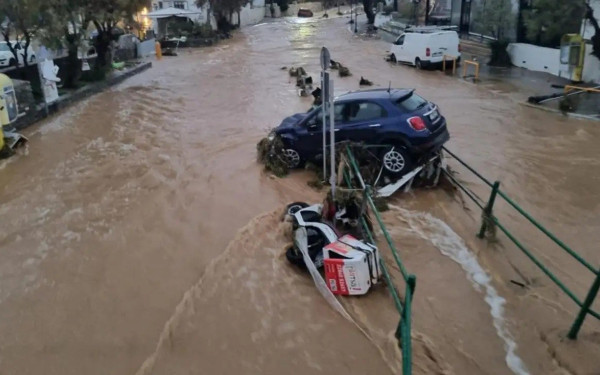 Σάρωσε η κακοκαιρία σε Κυκλάδες και νησιά του ανατολικού Αιγαίου: 112 σε Χίο, Σάμο, Ικαρία - Μεγάλες ζημιές σε Πάρο και Μύκονο - Κλειστά σχολεία (βίντεο)