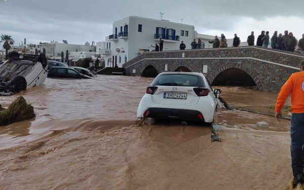 Κυκλάδες - κακοκαιρία: Πλημμύρες σε δρόμους της Πάρου (βίντεο)
