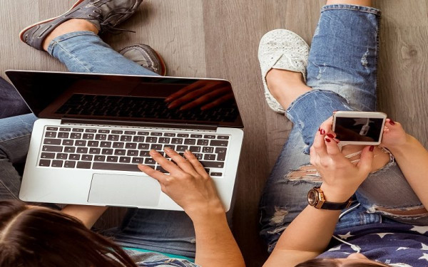 Αγαπηδάκη: «Δεν πρέπει να αφήνουμε να μας κερδίζει η ψηφιακή πραγματικότητα ούτε να μας καθορίζουν τα like»