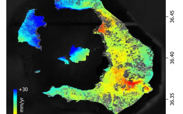 Νέα στοιχεία για τη δραστηριότητα στη Σαντορίνη: Εδαφική παραμόρφωση κατέγραψαν τα ραντάρ του ΑΠΘ