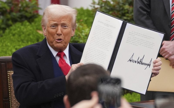 Ο Τραμπ επιτίθεται στο Ανώτατο Δικαστήριο: Γελοία, ηλίθια και πολύ πολωτική η απόφασή τους