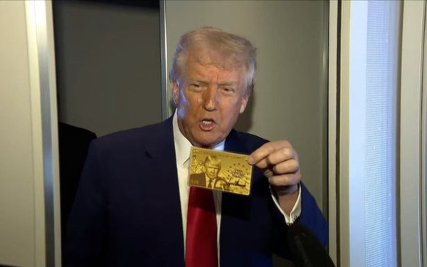 Ν. Τραμπ: Παρουσιάζει την «χρυσή κάρτα» - βίζα αξίας 5 εκατ. δολάρια, για πλούσιους επενδυτές (βίντεο)