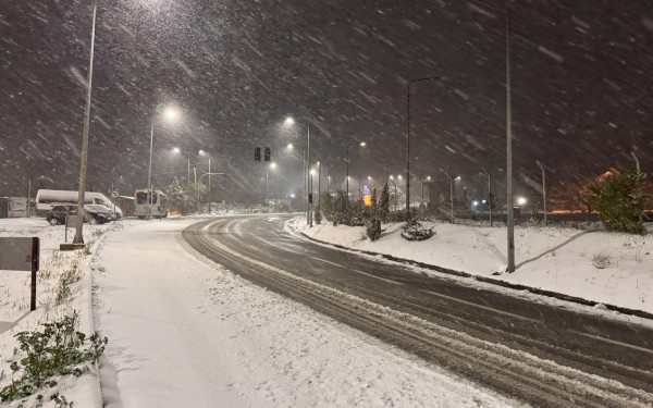 «Χειμωνιάτικη εισβολή»: «Κοκτέιλ» με βροχές και χιόνια - Πυκνή χιονόπτωση στον Χορτιάτη (βίντεο)