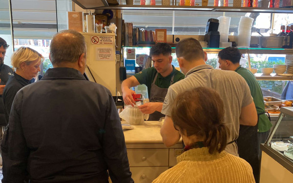 Θεσσαλονίκη: Ουρές για μαγειρίτσα και τζιγεροσαρμά λίγες ώρες πριν την Ανάσταση