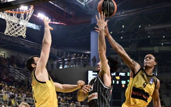 Μπάσκετ: Η ΑΕΚ άφησε εκτός τετράδας τον ΠΑΟΚ (βίντεο)