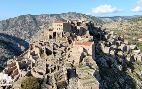 Χίος: Περιφορά του Επιταφίου στον ερειπωμένο μεσαιωνικό οικισμό του Ανάβατου