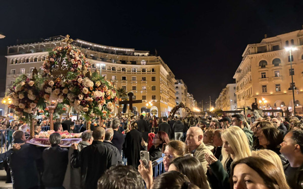 Θεσσαλονίκη: «Bούλιαξε» με κόσμο η Αριστοτέλους στη συνάντηση των πέντε Επιταφίων (βίντεο)