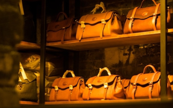 Κινέζοι πωλούν στο TikTok «μαϊμού» πολυτελείς τσάντες σε εξευτελιστικές τιμές εκμεταλλευόμενοι τους δασμούς Τραμπ