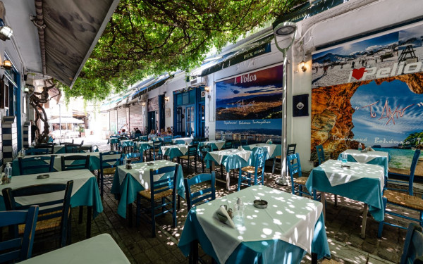 Το Δίχτυ: Ένα βολιώτικο στέκι στην Πλατεία Άθωνος, σημείο αναφοράς εδώ και 27 χρόνια