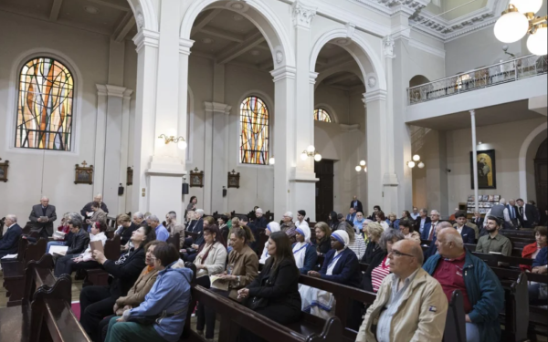 Θεσσαλονίκη: Πλήθος πιστών αποχαιρέτησε τον Πάπα Φραγκίσκο στην Καθολική Εκκλησία της πόλης