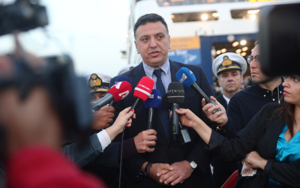 Επίσκεψη Κικίλια στο λιμάνι του Πειραιά – «Η μείωση των λιμενικών τελών από 1ης Μαΐου θα περάσει απευθείας στα ακτοπλοϊκά εισιτήρια» (βίντεο)