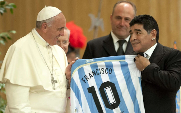 Οταν ο Πάπας Φραγκίσκος συνάντησε το Μαραντόνα και το... χέρι του Θεού