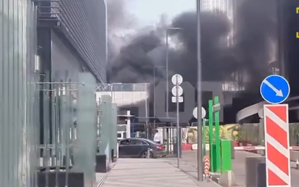 Ρωσία: Φωτιά σε εμπορικό κέντρο της Μόσχας έπειτα από έκρηξη σταθμευμένου οχήματος (βίντεο)