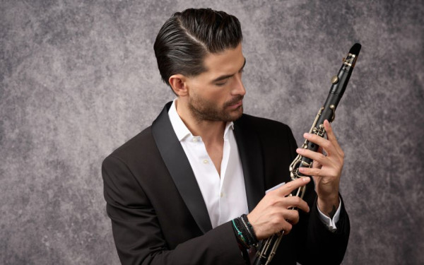 Ακρωτηριάστηκε σε δύο δάχτυλα από κροτίδα ο μουσικός Aρης Μουγκοπέτρος