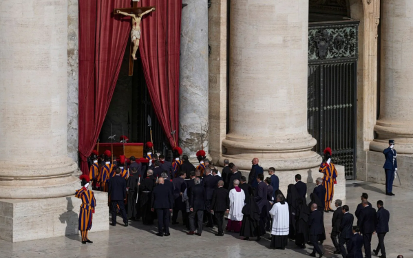 Κηδεία Πάπα Φραγκίσκου: Με πομπή μέσα από τη Ρώμη το τελευταίο αντίο - 150 αρχηγοί κρατών και 10 βασιλείς παρόντες Κηδεία Πάπα Φραγκίσκου: Με πομπή μέσα από τη Ρώμη το τελευταίο αντίο - 150 αρχηγοί κρατών και 10 βασιλείς παρόντες