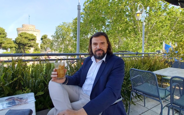 Τα «μαζεύει» ο Π. Παππάς του ΠΑΣΟΚ μετά τη δήλωση, ότι ο Α. Γεωργιάδης έχει κάνει «τα μέγιστα» στο ΕΣΥ (βίντεο)