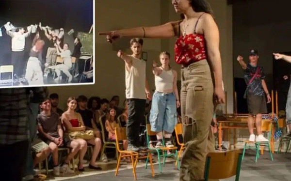 Ιεράπετρα: Οπλισμένοι αστυνομικοί έκαναν έφοδο σε μαθητική θεατρική παράσταση – H ανώνυμη καταγγελία και η απάντηση της ΕΛ.ΑΣ. (βίντεο)