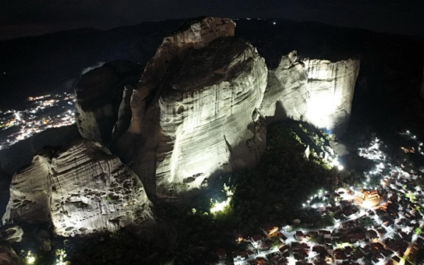 «Φως Παντού» στα Μετέωρα - Ατμόσφαιρα βαθιάς κατάνυξης και μυσταγωγίας για το Πάσχα