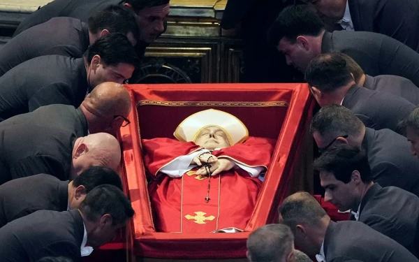 Πάπας Φραγκίσκος: Σε ιδιωτική τελετή σφραγίστηκε το φέρετρό του εκλιπόντος Ποντίφικα