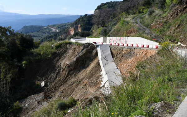 Λάρισα: Κατεπείγουσα προκαταρκτική εξέταση για κατάρρευση δρόμου μεταξύ Ρακοπόταμου – Κεραμιδίου