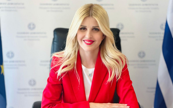 Σε εφαρμογή το πρόγραμμα «Οι νταντάδες της γειτονιάς» - Διευκρινίσεις από την Ελένα Ράπτη (βίντεο)