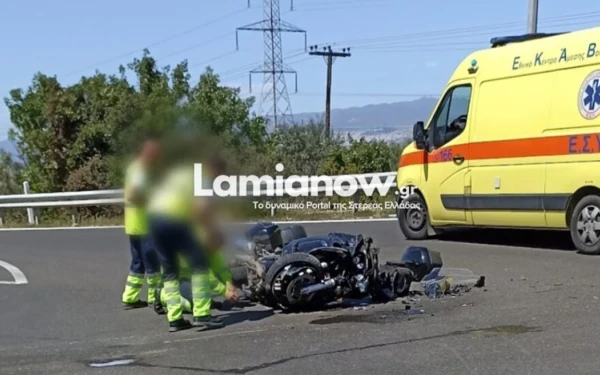 Σοβαρό τροχαίο στη Λαμία: Διαλύθηκε μηχανή μετά από σφοδρή σύγκρουση με ΙΧ, δείτε φωτογραφίες