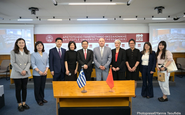 Θεσσαλονίκη: Στο ΑΠΘ ο πρέσβης της Κίνας - Δωρεά βιβλίων και συζητήσεις για διεύρυνση συνεργασιών με κινεζικά πανεπιστήμια